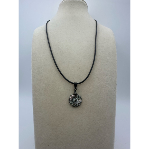 Dainty Round Black Shell Daisy Pendant Necklace - Picture 6 of 8